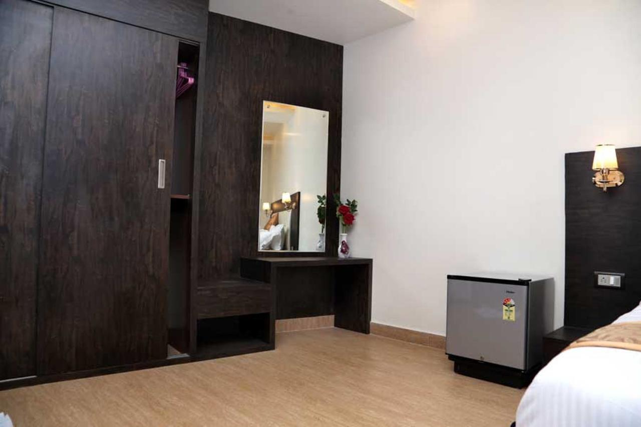 Hotel Vinayak Lifestyle Hotels Lucknow Dış mekan fotoğraf